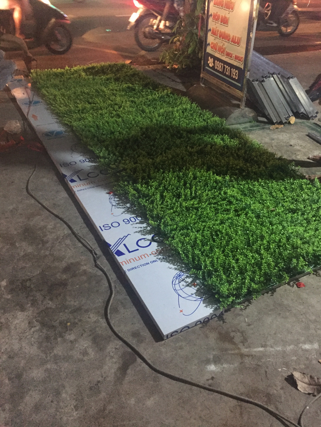 Làm Bảng Hiệu Cỏ Nhân Tạo , Thiết Kế Đèn Led Sang Trọng Tại Quận 7 - Úy Tín Nhất THCM 2 bang hieu co gia 1 2