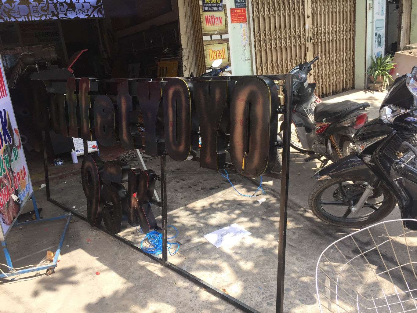 bang hieu khung sat chu noi 3