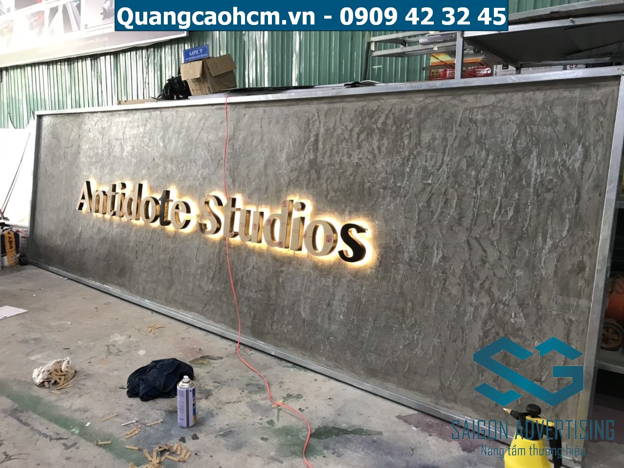 Làm bảng hiệu quận 3 giá rẻ, Thiết kế lắp đặt miễn phí 2 Bảng hiệu tấm cemboard chữ nổi mica